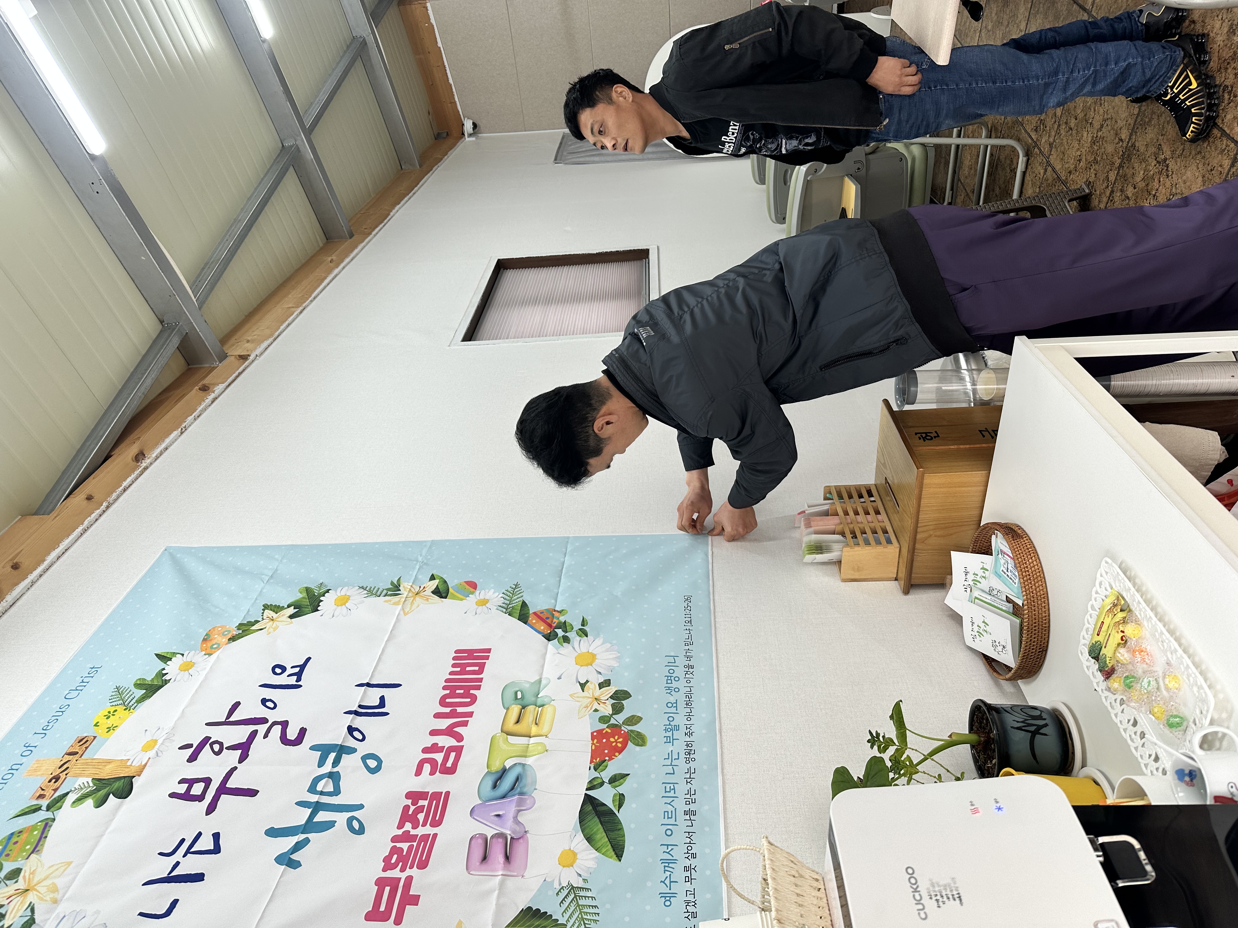 부활절 감사예배에 함께 앉은 성도들