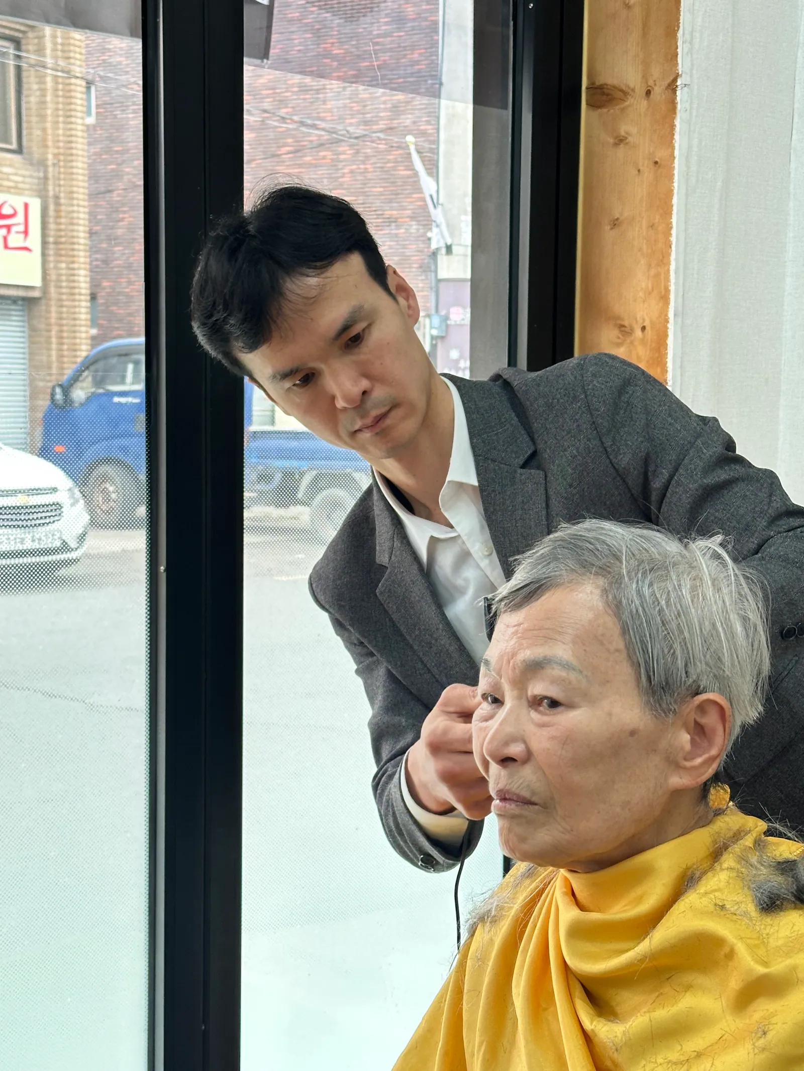 이미용 봉사로 어르신을 섬기는 모습