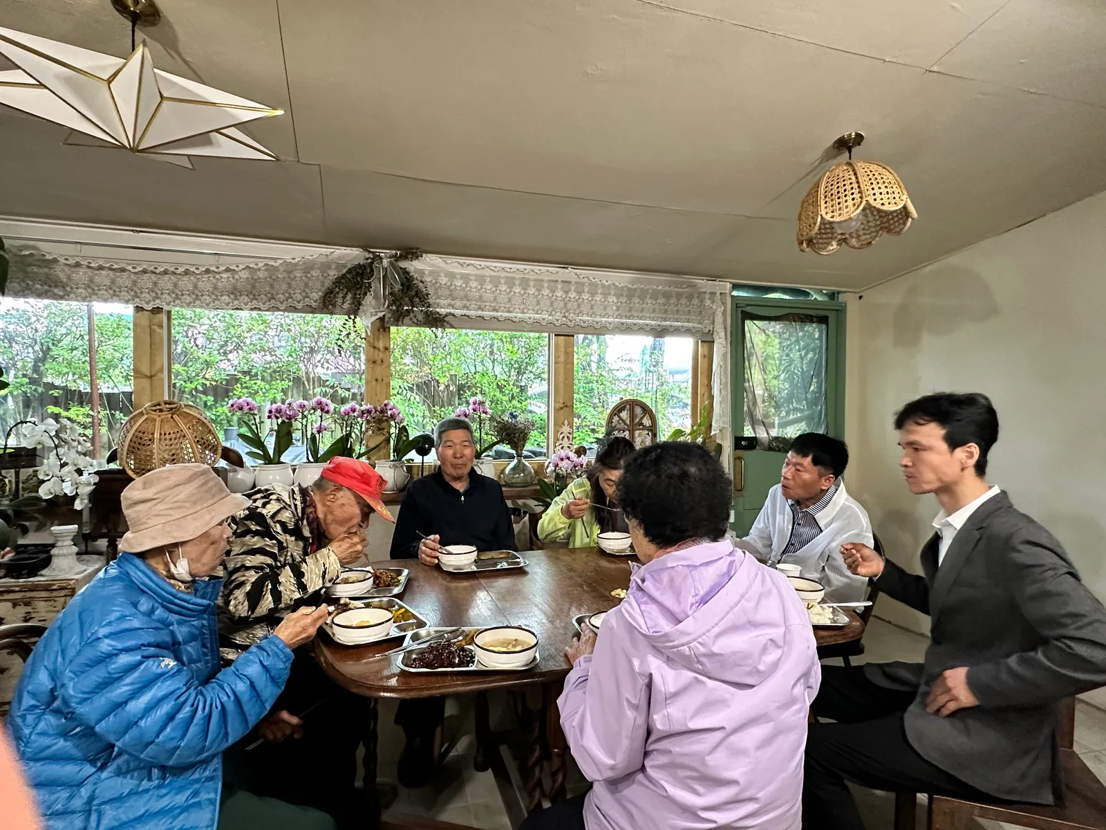 야외 식탁에서 함께 식사하는 공동체
